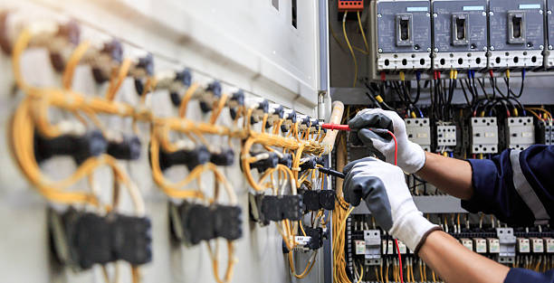 Professional Electrician technician working in Grant Park, IL